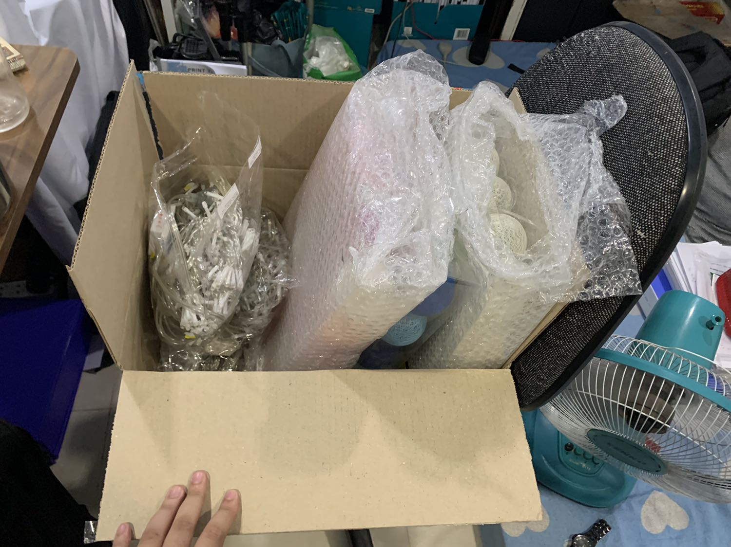 Mình mua đèn rèm với đèn cầu luôn. Đẹp lắm nhé. Chỉ có điều có thể bị đứt chì trong quá trình vận chuyển thì ai bị, chạy ra tiệm điện chấm chì là dùng được bình thường nhé.