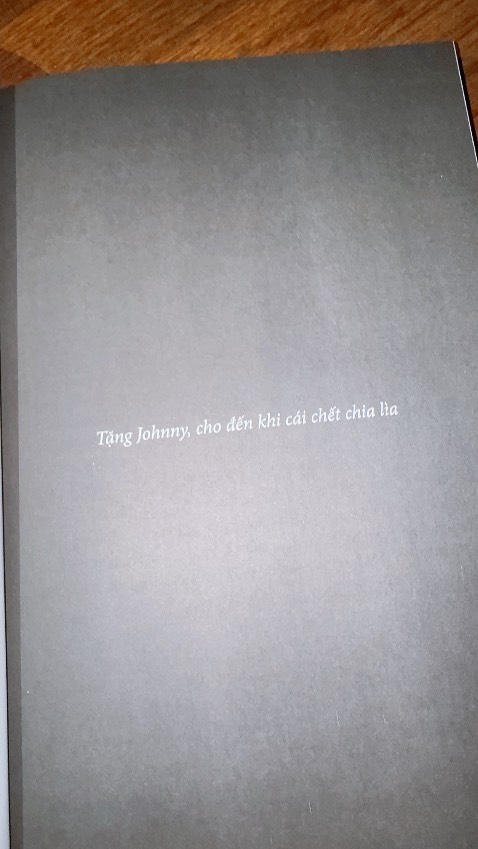 Lần đầu đọc sách có liên quan tới pháp y không phải do người Trung Quốc viết. Cách hành văn có khác nhưng vẫn cuốn. Nội dung có liên quan tới học thuật pháp y nhiều hơn so với các nhà văn Trung Quốc.