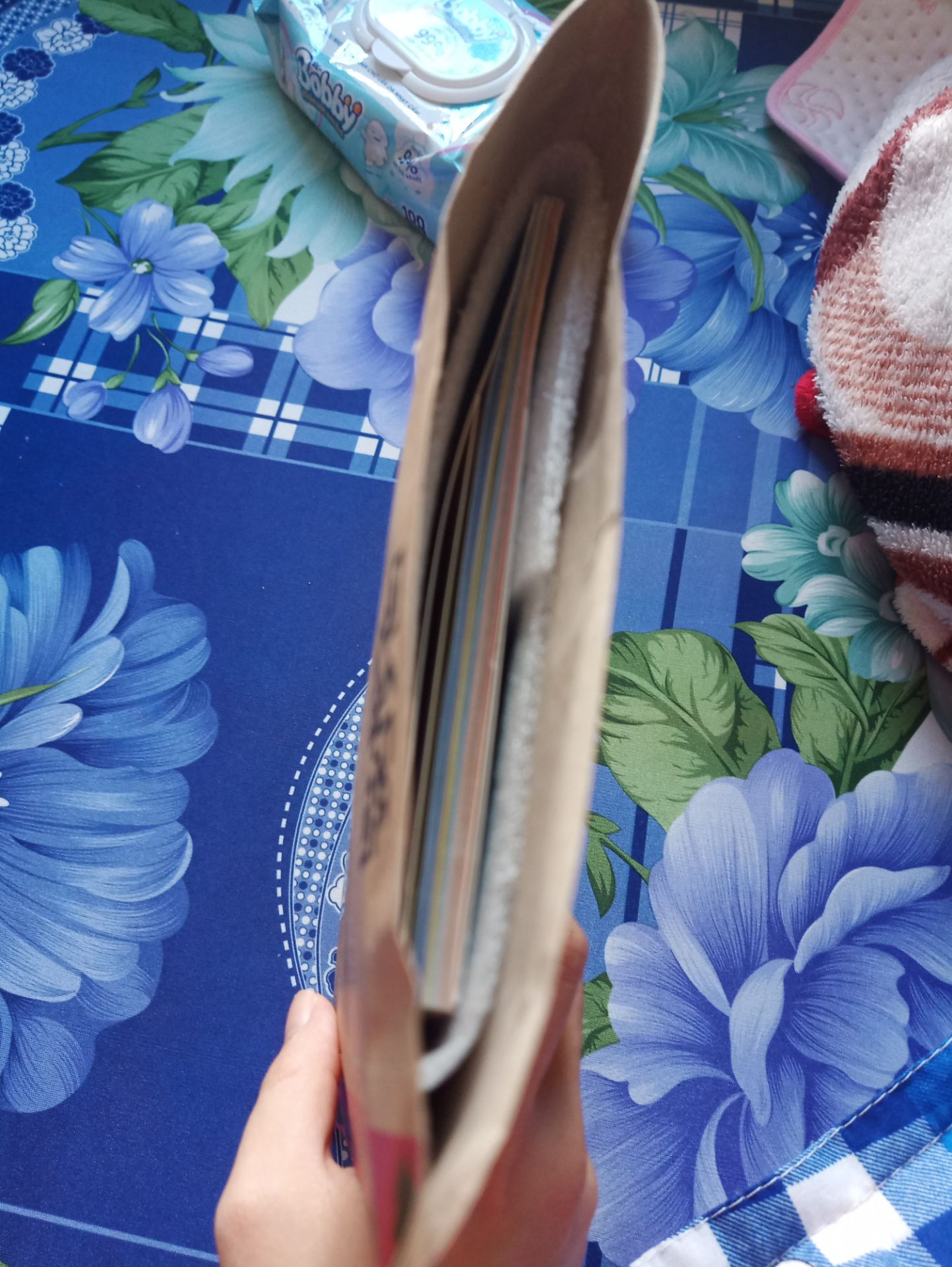 mình thích nhất cách nhà sách đóng gói,
 sách : kĩ lưỡng và có tâm . giao hàng nhanh. nội dung sách khá thú vị ( qua cách đưa ra một câu hỏi chính, trẻ trả lời và người lớn tiếp tục hỏi dựa trên câu trả lời đó của trẻ) giúp trẻ  tư duy thêm để mở rộng vấn đề.