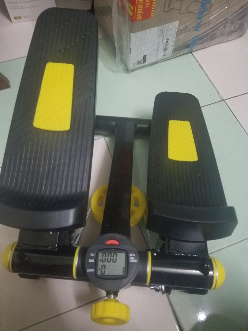 máy đẹp, chắc chắn. nhưng mà ko có lấy 1 cái hướng dẫn gì, dụng cụ đi kèm máy chả biết dùng làm gì. đi 500 bước mà tốn có 71 kcal à, mà kiểu đi khoảng 10 bước là thở như trâu. Thôi thì cứ tập tăng dần sau vậy, trước mắt 2 cái dây đi kèm thấy chưa cần xài tới rồi đó