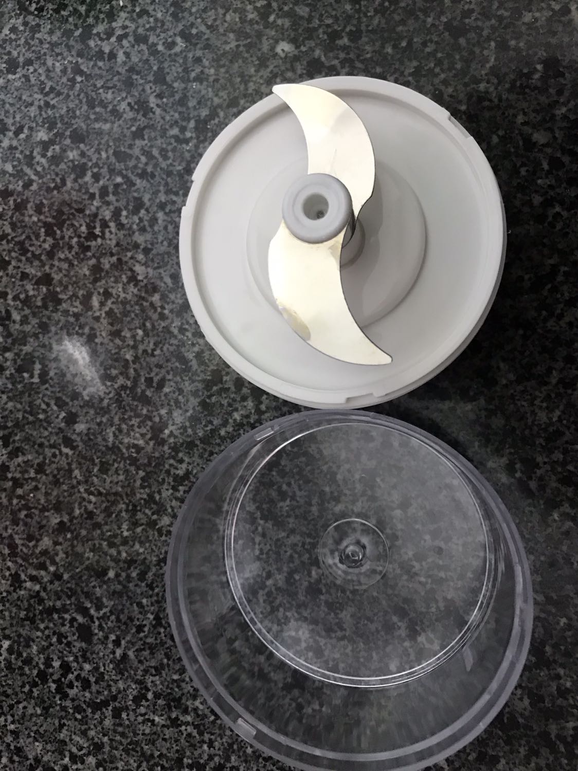 Rất tiện lợi khi cần băm tỏi ớt để pha nước mắm hoặc băm hành tỏi để xào 1 đĩa 6 người ăn. Lưu ý cả nhà khi dùng máy này để xay hành, tỏi, ớt không để nguyên củ mà nên thái lát dày 5mm thì xay rất nhanh và ok. Mình mua hẳn 2 cái, 1 cái mình dùng, 1 cái cho con. Nên mua cả nhà ơi. Cho sop 5 sao.