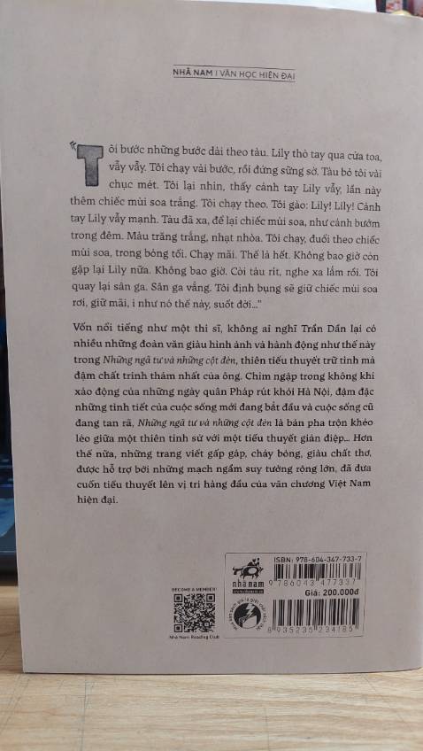 “ Những ngã tư và những cột đèn “một tiểu thuyết trinh thám trữ tình dù ra đời cách đây hơn nửa thế kỷ nhưng đã mang trong nó nhiều hơi hướng của trinh thám hiện đại.  Một vụ án gián điệp được giải mã nhờ sự tham gia của nhân vật chính một thám tử nghiệp dư với các phương pháp tâm lý cổ điển và của lực lượng công an với phương pháp điều tra bài bản có hệ thống. Bên cạnh đó là sự pha trộn những yếu tố lãng mạn phóng túng của cuộc sống cũ cùng với những hơi thở lạc quan cuộc sống mới. Cùng với thủ pháp viết truyện ở ngôi thứ nhất mang tính tự sự, tác giả cũng sử dụng ngôn từ tự nhiên trong sáng gần gũi với đời sống, những câu văn không cầu kỳ hoa mỹ mà ngắn gọn hàm súc miêu tả sự gấp gáp của mạch truyện và cả những suy tư rộng lớn về thân phận con người. 
Thật sự bất ngờ với một tác phẩm được viết từ những năm 60 của thế kỷ trước của một nhà văn thuộc phong trào  Nhân Văn Giai Phẩm. Nhã nam cũng khéo chiều lòng độc giả với  phu lục là những trang bản thảo và những phác họa đơn giản của chính tác giả. Xứng đáng 5 sao.