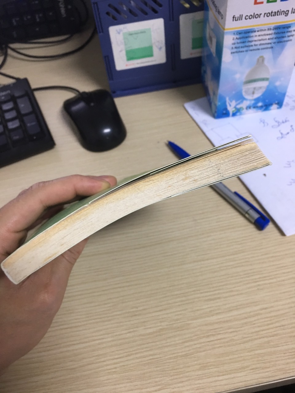 Chưa lần nào mua sách Tiki làm mình thất vọng như lần này,
Gáy sách bám két bẩn, hoen ố vàng, nhận sách cảm giác như bị *** dối vậy!