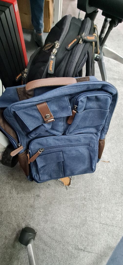 sản phẩm dùng ổn, chắc chắn, khóa kéo dễ dàng, vỏ ngoài dày dặn, hơi chán là vải bên trong hơi mỏng tí, dùng cũng ổn