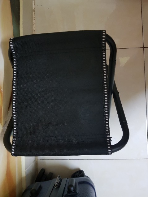 Ghế giống như quảng cáo, gấp gọn và tiện lợi, ghế cũng rất chắc chắn. Mình đặt 1 size lớn và 1 size nhỏ, cái size nhỏ thì phù hợp hơn vì nhỏ gọn và nhẹ hơn, tháo lắp cũng đơn giản nhanh chóng nhẹ nhàng hơn. Còn cái size lớn bị cũ gỉ sét nhẹ vài chỗ nối lắp cũng như bị móp nhẹ nên việc tháo lắp hơi cứng hơi khó xíu, phải dùng lực nhiều cũng như nặng hơn và ko tiện bỏ túi như cái nhỏ (còn lại đều rất OK). Giao nhanh, gói kỹ, shipper nhiệt tình thân thiện, Thanks all