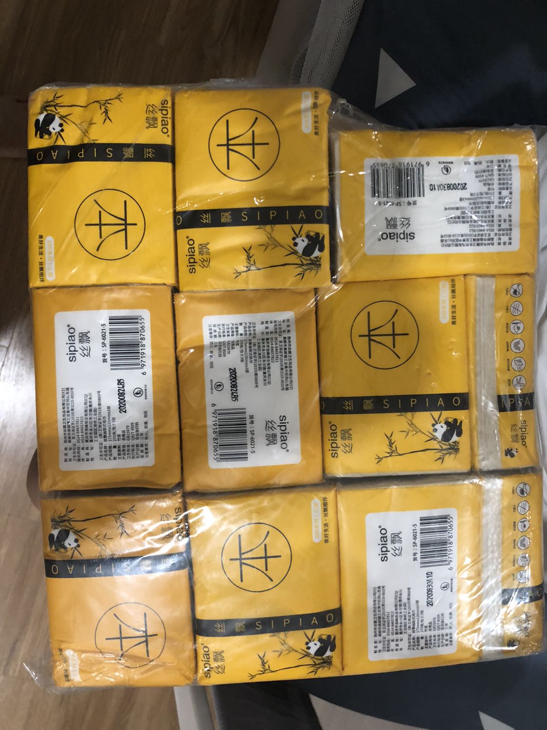 Tiki quảng cáo sản phẩm là 300 tờ nhưng khi giao hàng cho mình thì toàn bộ là loại 270 tờ kích thước nhỏ hơn . Trên hình là so sánh loại mình đang xài và loại tiki vừa giao ! Giá trị không lớn nên thôi mình không cần đổi trả làm gì, mong tiki kiểm soát hàng hoá của mình tốt hơn !