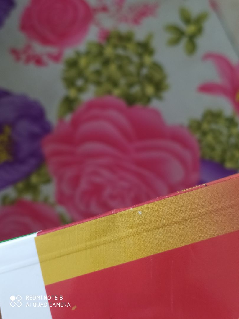 Nội dung không có gì để bàn nhưng phần bao bì thấy hơi thất vọng. Bìa in bị lệch, góc sách bị dính cái gì đấy mà lau không hết được mà nó cứng lại luôn, rồi méo một tí ở góc sách nữa, đóng gói không chắc chắn lắm nên chuyện này khá bth, lúc nhận được hàng cái hộp tiki ở ngoài của mình bị hõm một chỗ ở phần trung tâm huhu xém xỉu ngang.