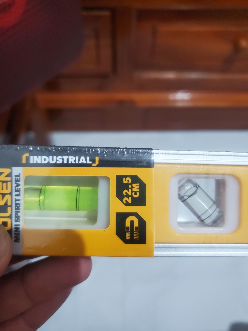 Nước cân đã bay màu, không còn màu xanh như trên quảng cáo. Có thể sản phẩm lỗi hoặc được dùng để trưng bầy lâu năm ngoài nắng dẫn đến mất màu nước bên trong.