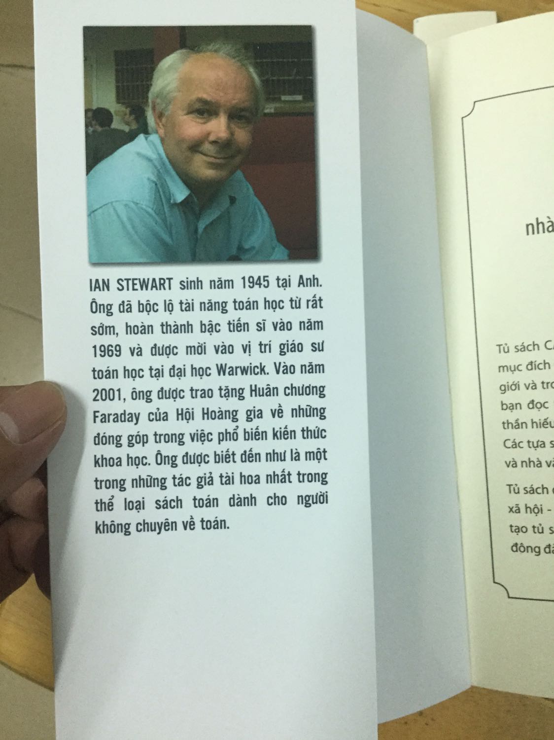 Một cuốn sách hay. 
Cuốn sách không phải bàn về toán học, nó chỉ là cuốn sách lịch sử, ghi chép và kể lại. Chẳng qua đối tượng được kể là những phương trình, hoàn cảnh ra đời cũng như ứng dụng...Bởi vậy, đừng cố đọc để hiểu các công thức, hãy đọc và chấp nhận các công thức một cách tự nhiên, dù không hiểu. Không cần phải hiểu, cứ đọc như một hiển nhiên rằng trái đất quay quanh mặt trời mà không cần chứng minh. Như vậy sẽ không cảm thấy chán và từ từ sẽ thấy được cái đáng yêu. 
Cứ đọc như đọc một cuốn tiểu thuyết, một hồi ký, một câu chuyện, hay một cuốn sách lược sử về các công thức món ăn. Rồi sẽ cảm nhận được cái đẹp của toán học.
