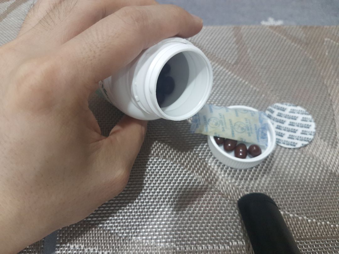 Shop đóng gói cẩn thận, gửi nhanh. Sản phẩm có tem mác cẩn thận, so sánh với các dấu hiệu để phân biệt hàng giả ở trên mạng thì k thấy nên chắc là sản phẩm chính hãng. Mới uống viên này được 1 thời gian ngắn, 1 viên/ngày nên chưa thấy tác dụng gì cụ thể, sẽ phải đợi lâu hơn để biết hiệu quả của thuốc.