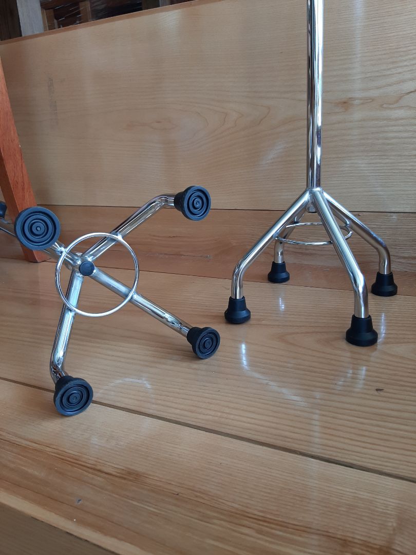 sản phẩm khác mô tả về cái chân . nhưng sản phẩm dầy dặn , chắc chắn , có thể dùng 2 nguời chống chung 1 gậy đi thoải mái.