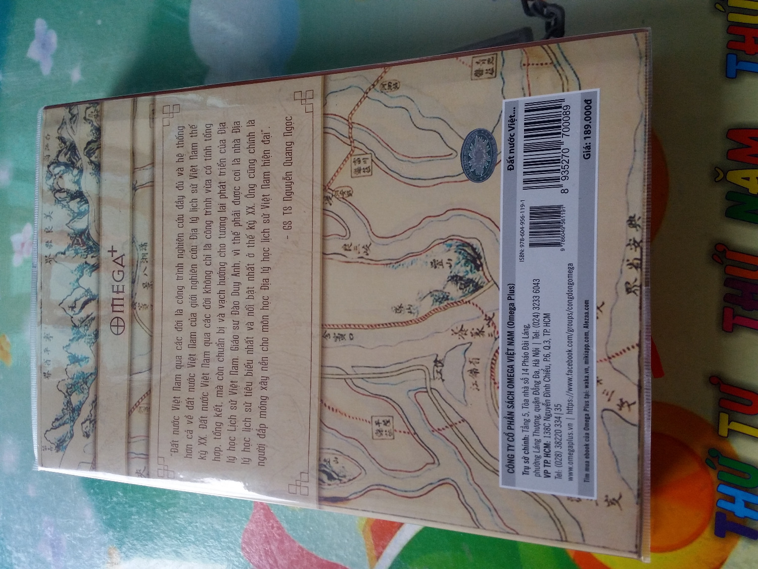Phải nói rõ cho các bạn đây là sách địa lý nhé, cụ thể là sách lịch sử của các khu vực địa lý. Bìa cứng, có bìa phụ bao ngoài, có nơ đánh dấu sách, giấy tốt màu ngà, sách chỉn chu, chữ rõ ràng nhưng hầu như không có sơ đồ minh họa, nói chung là hơi khô khan nhưng ai chuyên nghiên cứu thì okie!