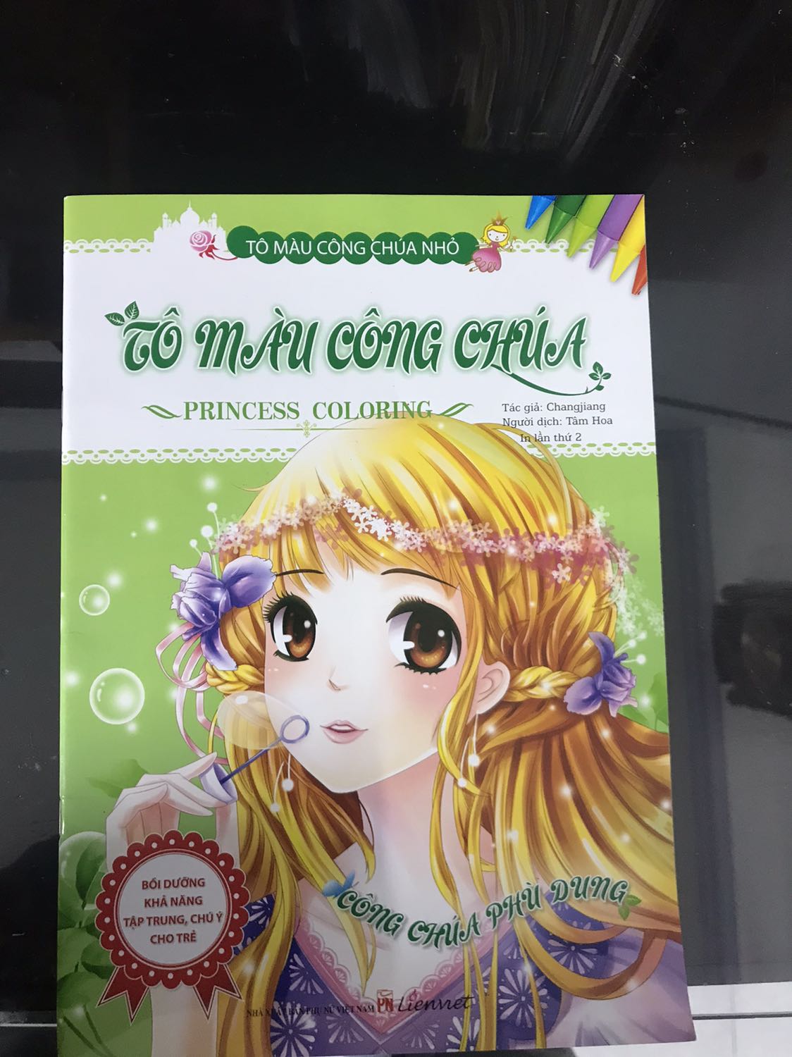 Đăng bán là combo dán hình mà giao hàng là sách tô màu. Mình ko ở nhà. Ông bà ngoại nhận hành rồi bóc ra cho con tô màu nên mình ko trả hàng đc. Treo đầu dê bán thịt cầy à