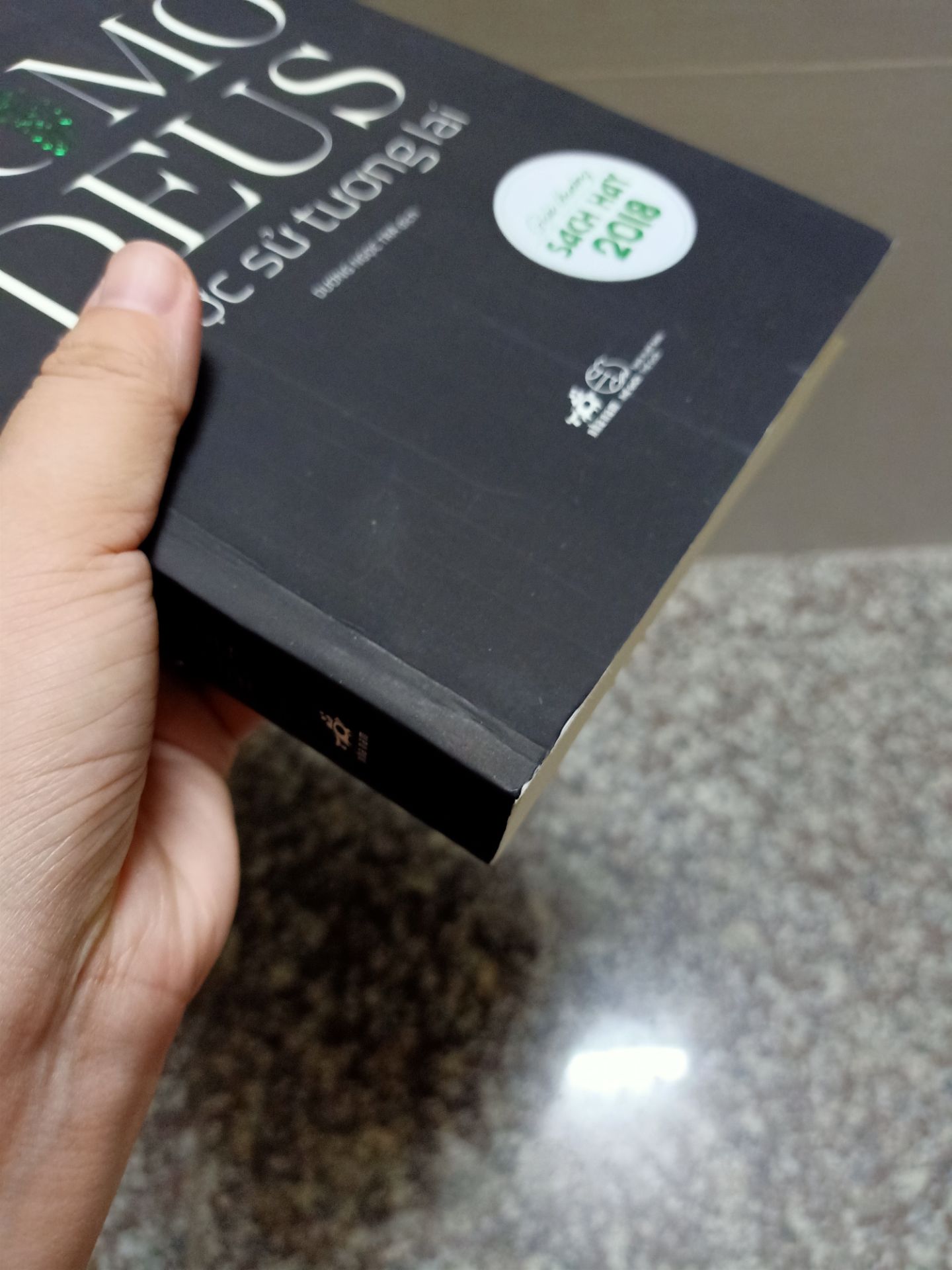 Bìa sách hơi cũ, bị móp và tưa bìa nhẹ, gáy bìa đóng cũng không được đẹp như cuốn Sapiens (khác nxb), keo dán lem nhem, lật giở có cảm giác gãy (nhưng bên trong thì gáy sách ổn, lật giở khá nhẹ). 
Chưa đọc nội dung nhưng có nhiều người recommend nên đặt mua. 
Tiki giao hàng nhanh.