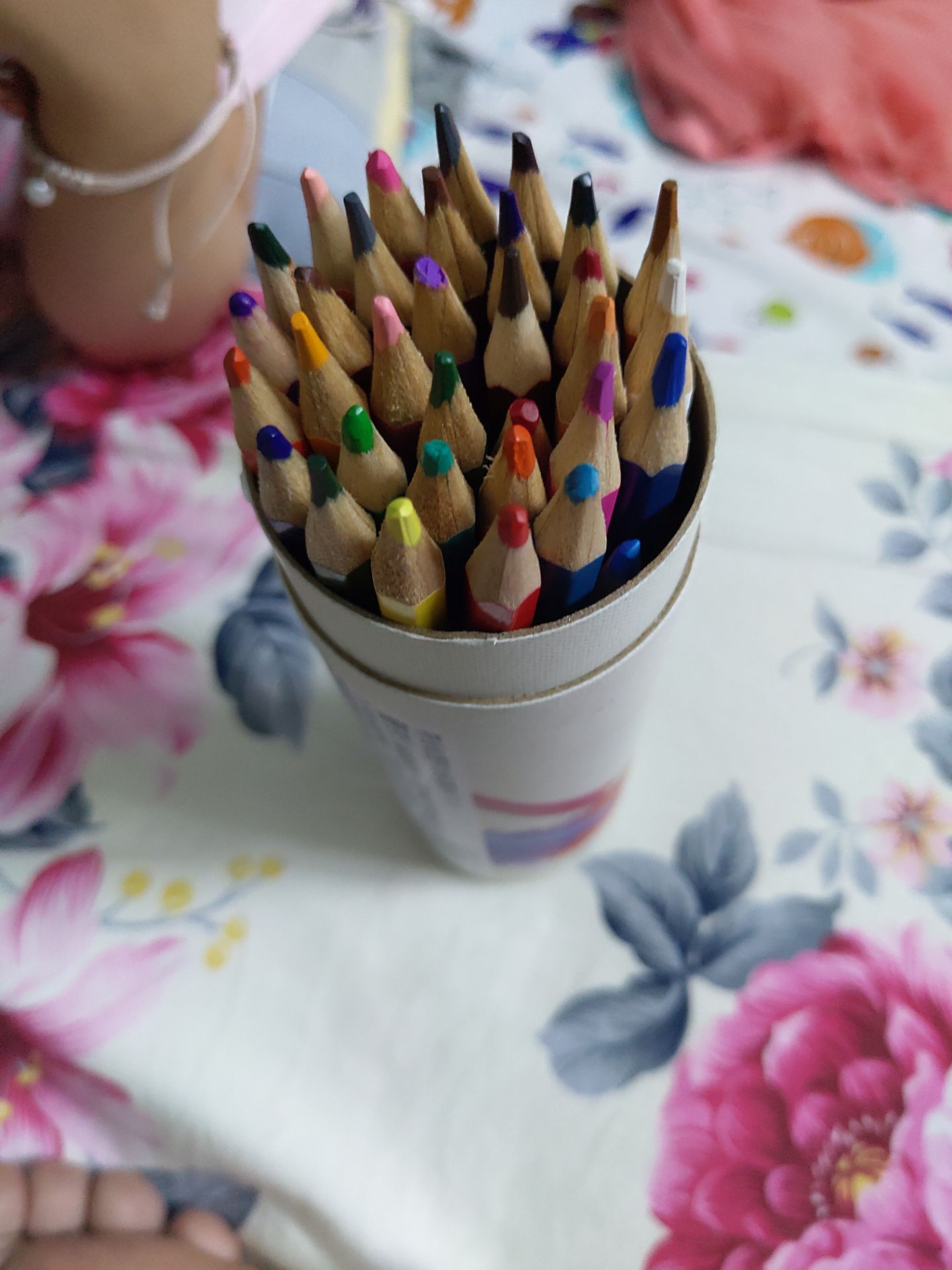 Màu tô đẹp, mịn, phù hợp với bé. Tikinow giao hàng nhanh. Lúc mua cứ nghĩ phải mua thêm gọt hoá ra trên nắp đã có sẵn. Bất ngờ thú vị.