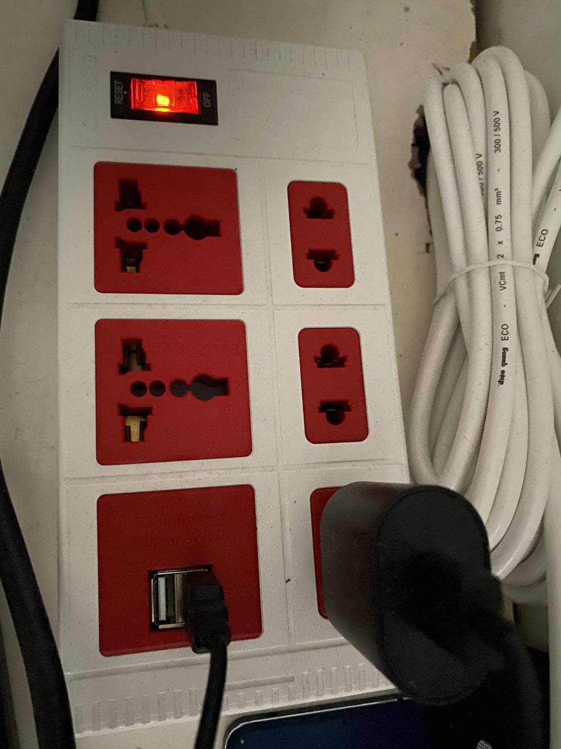 Ủng hộ Điện Quang về khoảng đồ điện. Mình mua cái thứ 2 rồi (không cùng mẫu mã) nhưng xài bền và an toàn. Thích nhất là ổ cắm sạc usb. Hàng VN cho người VN nên không cần đổi đầu điện 2 chấu thành 3 chấu