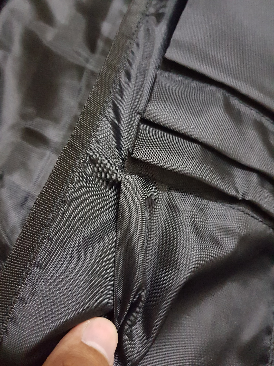 Balo vải cũng ok. Bên trong ko dày như mong đợi. Đựng được khá nhiều đi chơi 1 tuần hoặc hơn thoải mái. mang khá ôm đi lại thoải mái.
Điểm ko hài lòng là mấy chỗ móc dây làm bằng nhựa, khóa cho kèm theo để cho vui thôi.