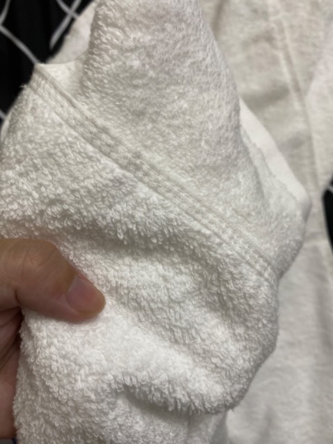 Khăn nặng tay, dày và dài , sờ vào mềm, shop gói từng khăn trong túi zip dày dặn riêng biệt, rất sạch sẽ, giao hàng nhanh.