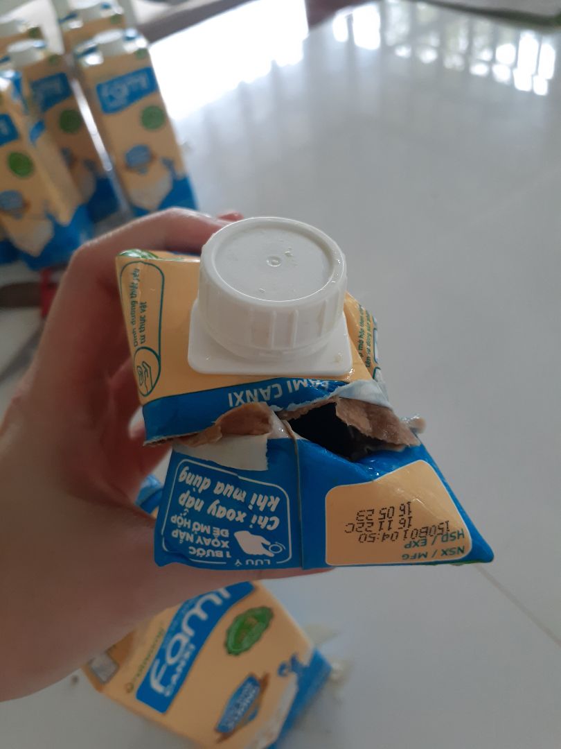 tôi mua lần trước sản phẩm thiếu, còn hư hỏng, hộp nát hết, lần này là đổi sản phẩm cũng y như vậy! thương bạn giao hàng phải tới lui đổi trả mãi, đổi trả đủ thứ thủ tục phiền phức nên tôi nhận luôn, và lần này rút kinh nghiệm quay video từ đầu cho tiki xem mà xem lại cách làm việc của tiki, cùng với đơn vị vận chuyển, quá mệt mỏi k lẽ có 150k  mà đổi tới đổi lui hoài. tởn tới già k bao giờ dám mua sữa của tiki nữa