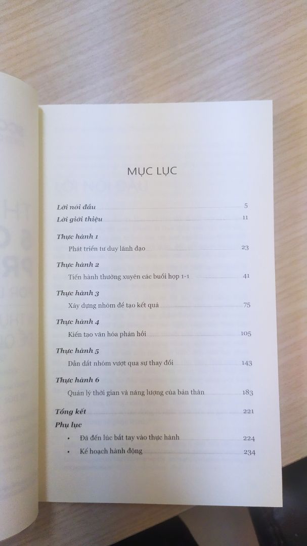 Thời gian giao hơi lâu,  có lẽ từ kho khác,  mà ko sao. 6 thực hành này cũng ko mới,  khó khăn là vận hành được như mong muốn.  Sách chắc chắn sẽ hữu ích cho quản lý cấp trung, chưa đào tạo chuyên nghiệp về quản lý.  Sách ngắn gọn,  súc tích. 
Sách bìa mềm nhé.