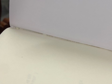 Biết rằng là lỗi sách bên nsx, tiki là bên giao và nhận tiền hộ, nhưng shop là người bán (tiền về tay shop chứ đâu phải sàn) thì cũng phải hỗ trợ khách hàng của mình chứ nhỉ? Service rất kém, mình đã mua rất nhiều shop, những lần sản phẩm bị lỗi nếu như không quá nhiều thì mình chỉ yêu cầu bù lại cho mình 10k 20k xem như mình mua luôn sản phẩm lỗi đó, các shop đó vẫn vui vẻ đồng ý, bởi vì việc đổi trả rất lu bu nên khi nào bị lỗi nhiều quá thì mình mới cần cái đó, đằng này mình đã nói với shop mình mua làm quà sinh nhật nên giờ đổi trả sẽ không kịp, mình mong shop chỉ cần bù lại cho mình 20k thôi nhưng shop không đồng ý mặc dù mình đã nói đi nói lại là mình làm k kịp đổi trả nữa, như kiểu shop đẩy hết trách nhiệm cho sàn với người mua vậy ?
Đáng lẽ ra là 1 sao nhưng mình tặng thêm 1 sao vì giao hàng nhanh