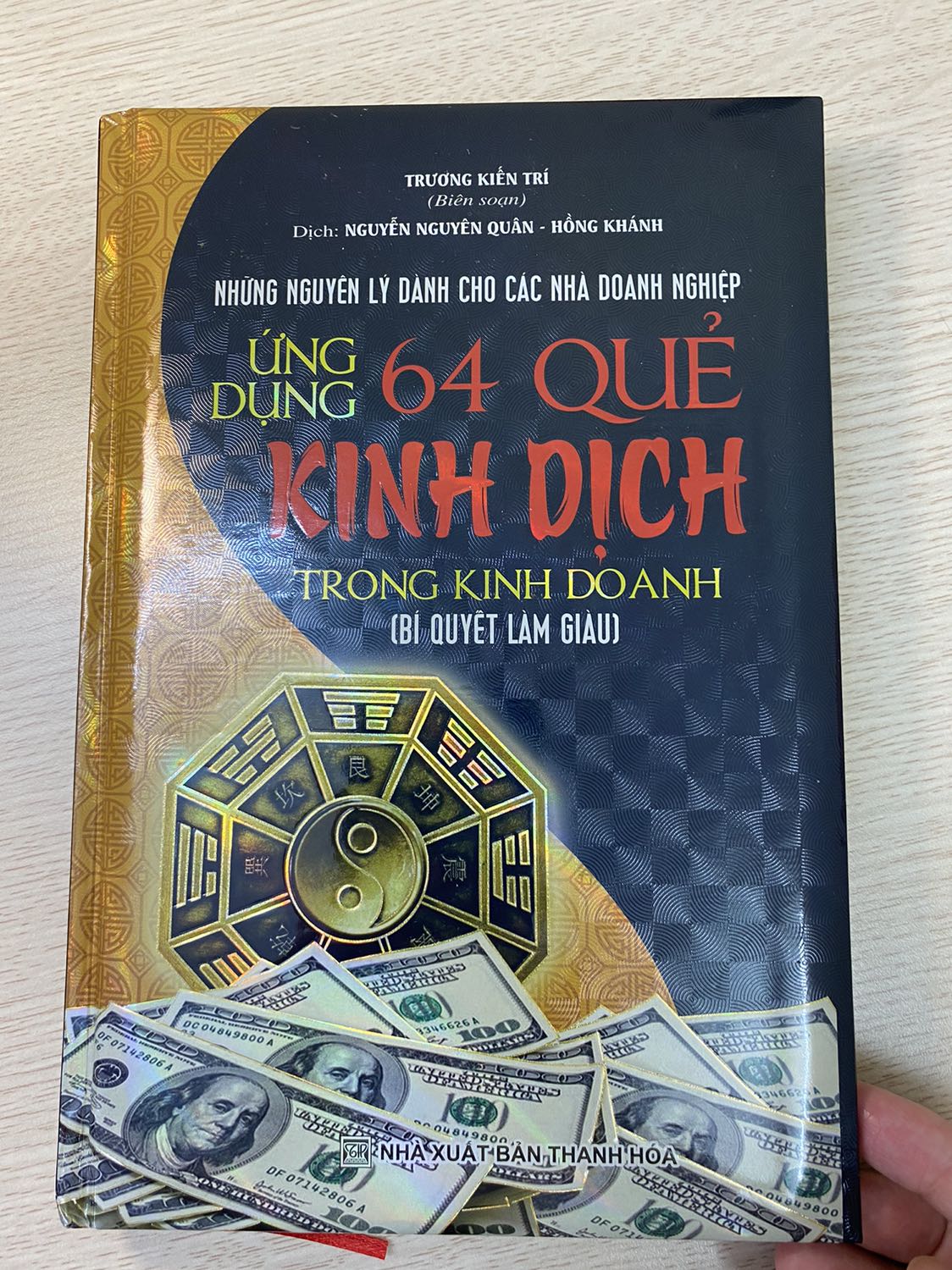 Chất liệu in hơi thô, được bọc cẩn thận, nội dung thâm thuý sâu sắc