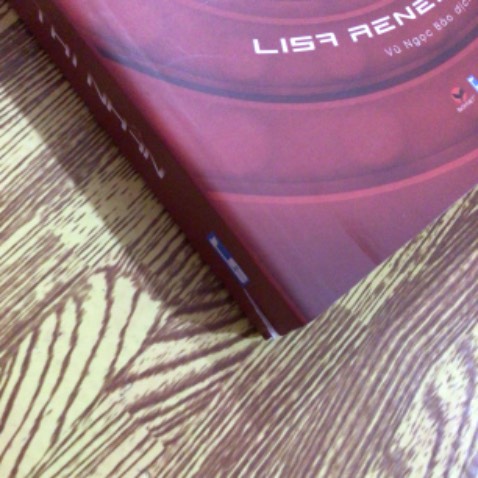 Sách mới nhưng k biết do lưu trữ hay vận chuyển mà móp gáy sách,rách nứt ra luôn. Mình lười đổi trả nên để đọc