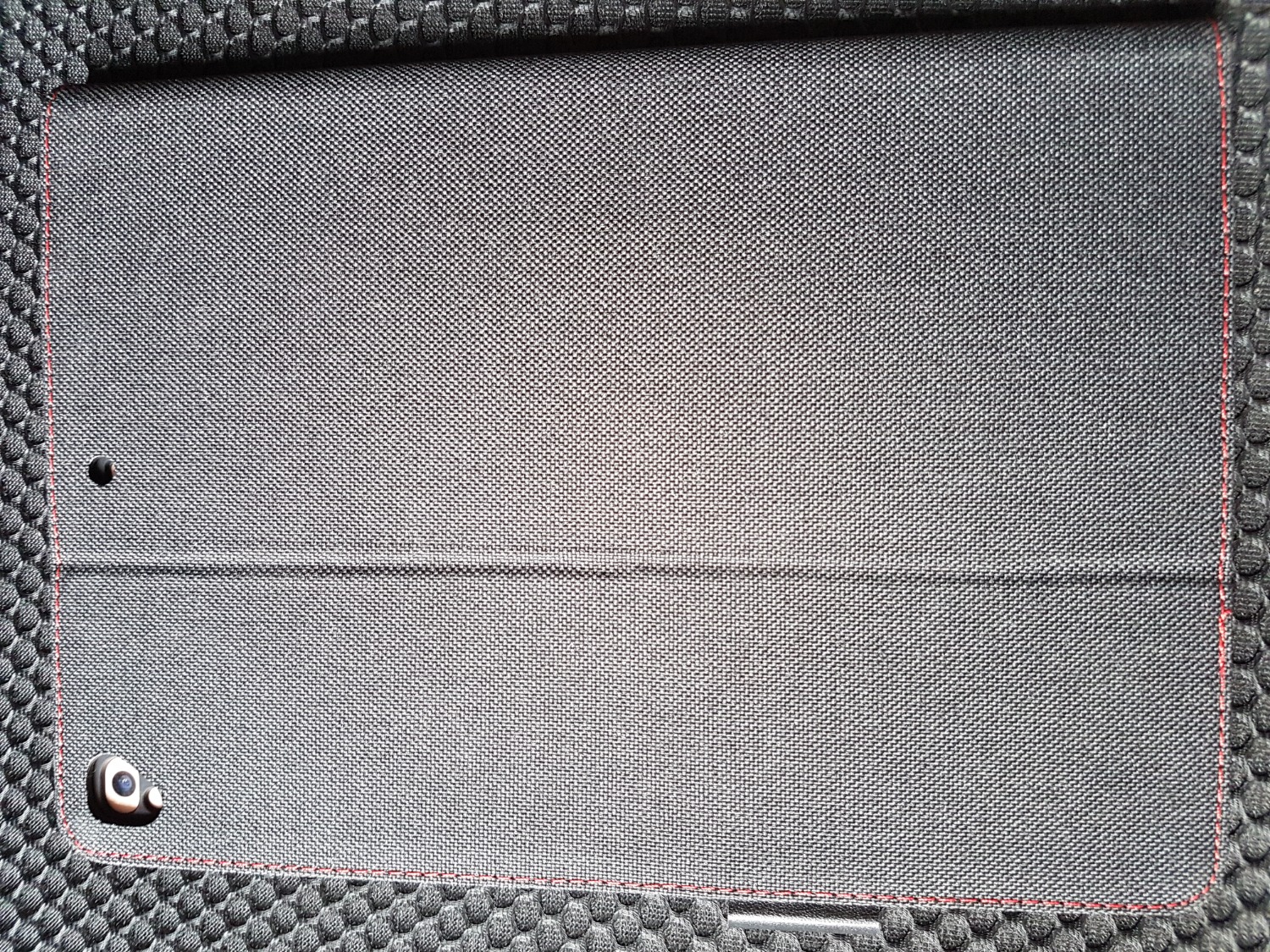 Sản phẩm được bọc lót rất tốt, nguyên hộp và còn có lớp nilon không khí bên ngoài để tránh bị va đập, móp méo. Lúc bóc hàng mình rất hàng lòng. Hàng hoàn thiện rất đẹp, vừa khít với iPad gen 6th 9.7" (2018) của mình, các lỗ khoét nút nguồn, âm lượng, camera đều rất đẹp và khớp. Màu sắc chuẩn, đẹp. Vỏ cover có nam châm và có chức năng tắt màn hình khi đóng cover, sáng màn hình khi mở cover. Có 2 rãnh để điều chỉnh tư thế đứng của màn hình. Thời gian giao hàng thì vẫn luôn trễ đúng theo tiêu chuẩn của Tiki thời gian gần đây.