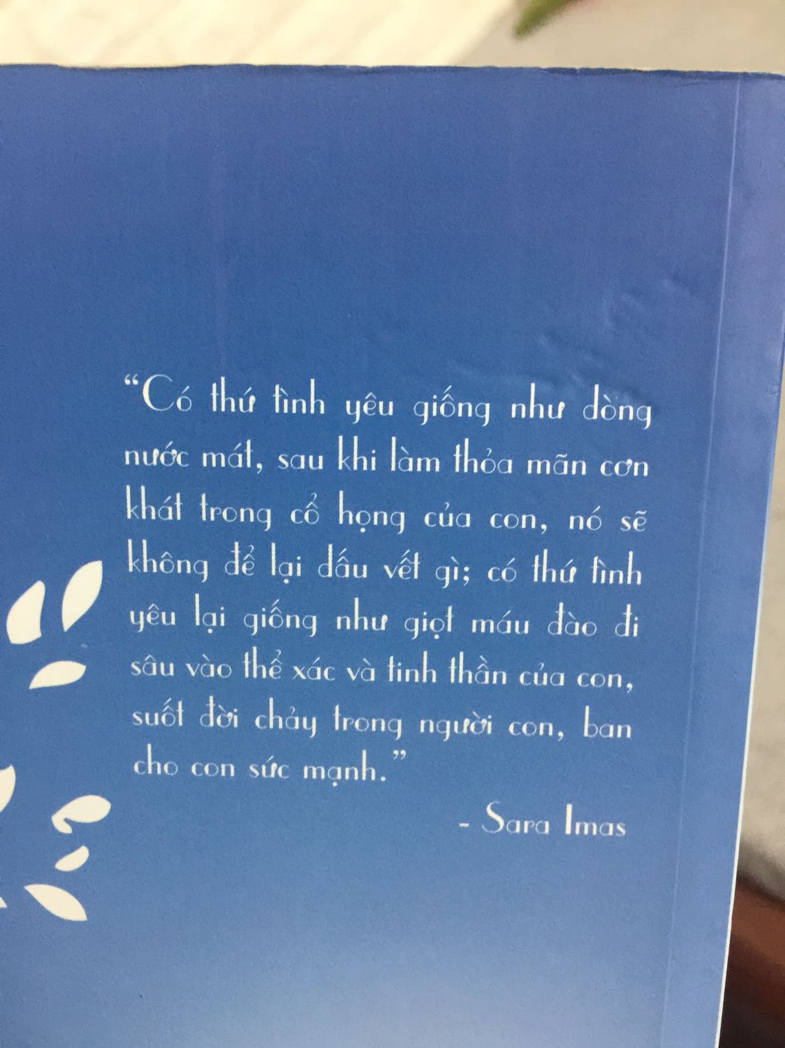 Thực sự rất không hài lòng khi nhận đc sách này từ Tiki, bìa bị lõm do vật khác đè lên, gáy sách thì bị bong tróc, giấy quá đen và cũ, trên giấy còn vài chỗ bị bẩn. Tôi đề nghị Tiki đổi lại sách khác cho tôi. Đã mua nhiều lần của Tiki, nhưng những lỗi nhỏ thì ko sao, nhưng thực sự quyển này quá khiến tôi thất vọng về việc chọn đồ giao hàng cho khách của Tiki. Đề nghị Tiki giải quyết sớm và gửi sách mới đổi lại cho tôi.