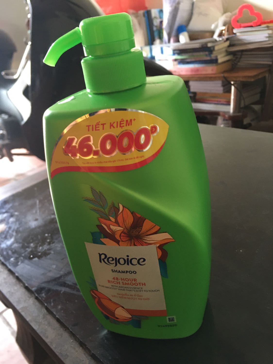 Mọi lần mình mua ở Hà Nội nên rất yên tâm về ship nên mới đặt về tỉnh cho em gái. Mặc dù ngoài vỏ hộp có ghi hàng rất dễ vỡ nhưng em mình nhận về thì hộp bẹp dúm, mở ra thì bị gãy như thế kia. Mình nhận ship qua Ninjavan. Tiki nên làm việc lại vs bên giao hàng để tránh tình trạng ship tỉnh mà sản phẩm dù đã dán nhãn mà vẫn bị quăng quật như thế này. Còn 5* cho sản phẩm dầu gội đầu ạ