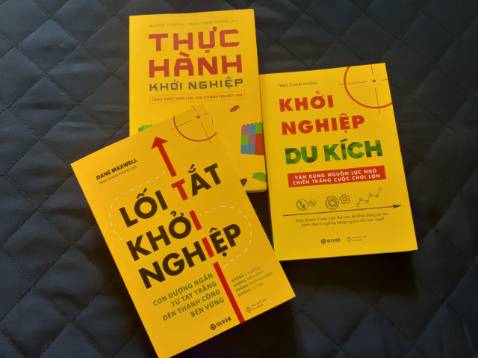 Bộ sách rất thú vị dành cho người khởi nghiệp. Cuốn Lối tắt thì đi sâu vào động lực và tư duy cho những doanh nhân mới. Hai cuốn sau: Du kích và Thực hành thì đưa ra những giải pháp và cách thức mà mình từ trước đến giờ thậm chí không nghĩ đến. Đúng như cái tên "du kích", rất độc lạ.
P/s: Sách trình bày cũng rất đẹp và bắt mắt
