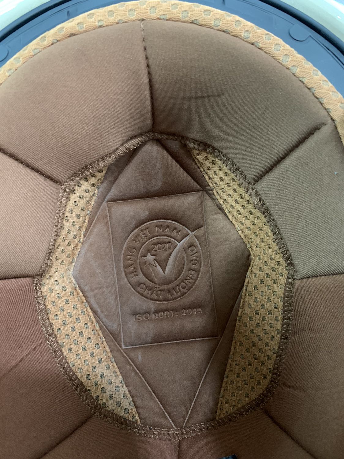 Mạc gắn tem của Royal không có, cái móc chỗ khoá mũ cũng bay mất tiêu. Bên trong mũ thì bẩn như kiểu đội rồi, mồ hôi ra khô lại quẹn trắng.
Mình đang yêu cầu đổi trả, sau khi nhận đc hàng đổi trả sẽ cập nhật lại. Tạm thời khá bức xúc với sp nhận đc. Shop đóng gói hàng quá tắc trách.