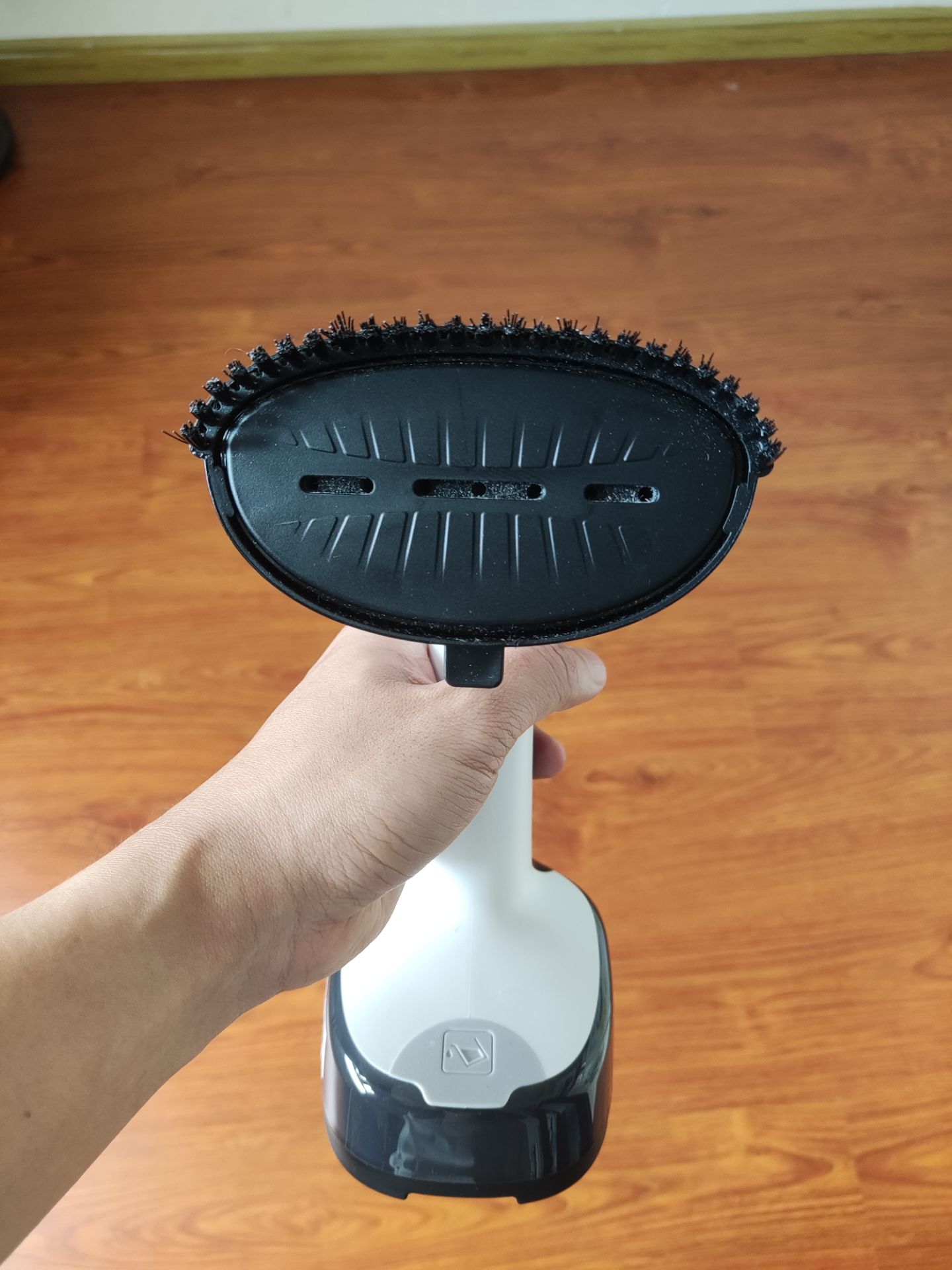 tạm ổn, gọn nhẹ thích hợp mang đi du lịch hơn là dùng nhà, hơi phun ra khá yếu, nước ủi 2 áo là hết, mua đợt khuyến mãi 1 tặng 1 nên cũng ok