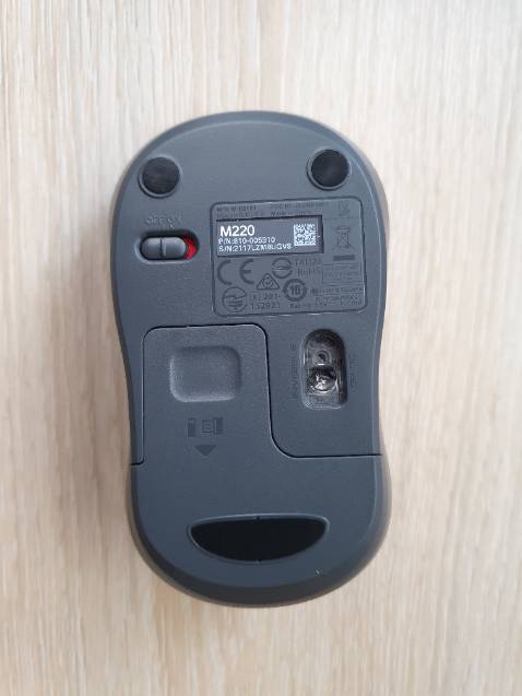 Chuột rất đẹp. Màu xám lông chuột rất hợp với cái laptop của mình. Mình mua để thay thế cho con chuột cũ cũng của Logitech mà mình đã xài được 5-6 năm rồi. Dòng này silent khi bấm không có âm thanh phát ra, mới đầu hơi không quen chút nhưng xài lâu chắc sẽ thích. Tuy nhiên con lăn thì lại có tiếng động to hơn chuột cũ chút xíu. Nói chung là hài lòng. Tiki giao hàng cũng nhanh nữa mặc dù chỉ chọn giao thường.