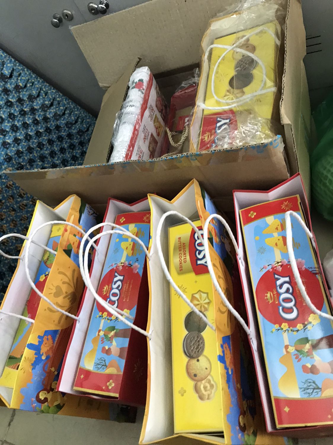 Năm nào cg mua về để đi tết họ hàng đây. Tiki năm nay đóng gói cẩn thận, hộp bánh có túi xách đầy đủ. Chứ năm ngoái toàn thiếu túi .