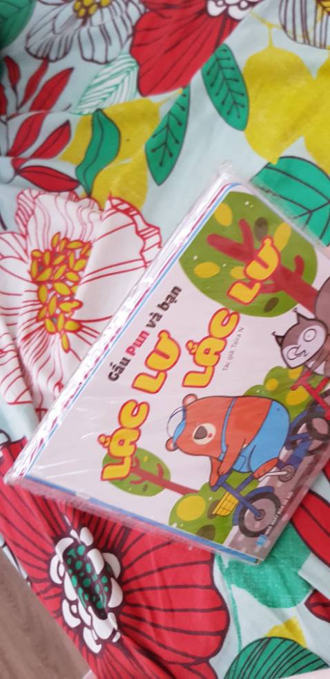 Tiki giao hàng nhanh, đóng gói đẹp đủ sách, tuy nhiên 3 quyển cảm nhận âm thanh thì không có song ngữ