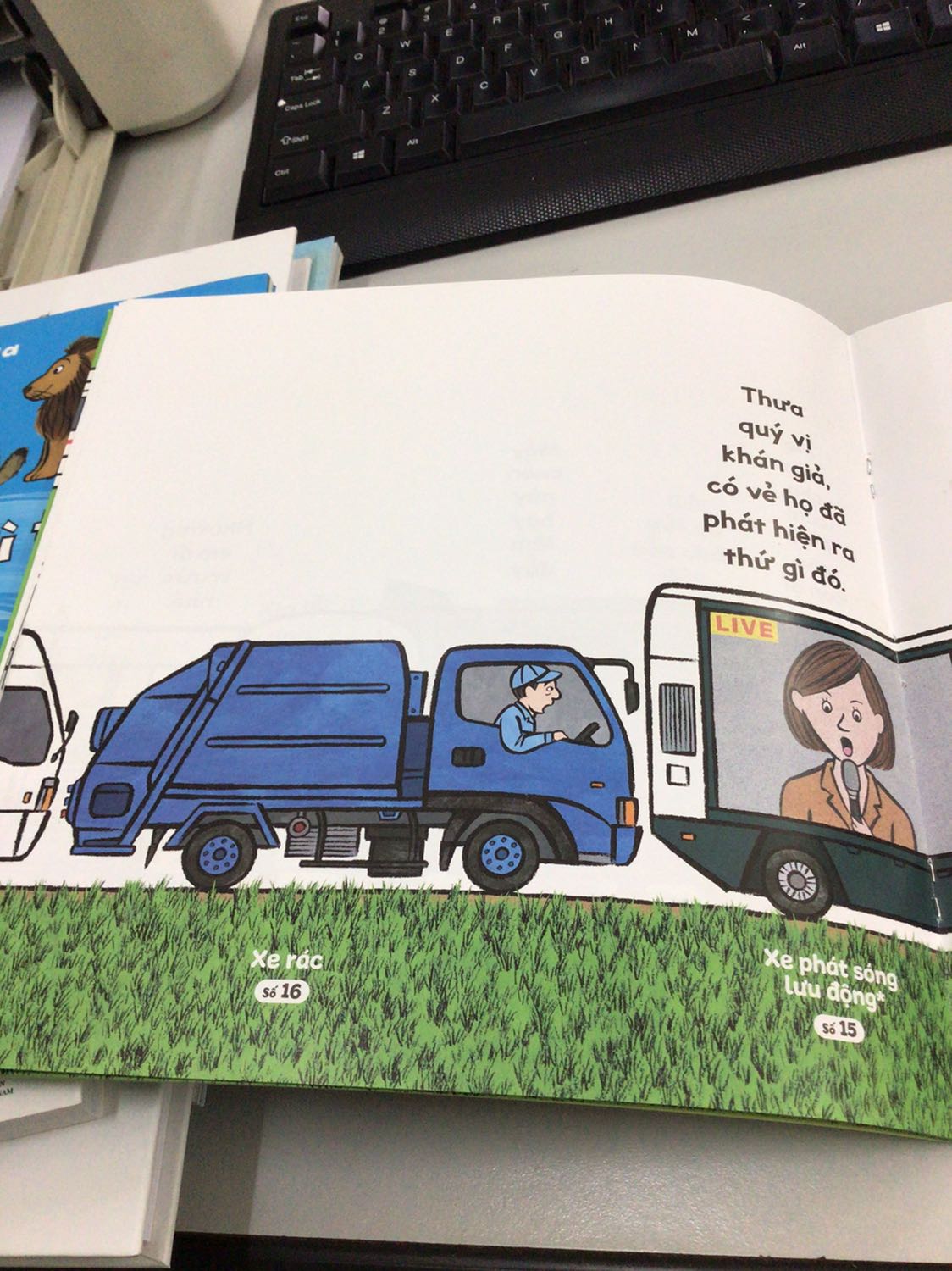 Một cuốn ehon rất hay, giúp bé học đếm, học phân biệt các loại xe. Nội dung hấp dẫn và bất ngờ. Một cuốn ehon rất hay, giúp bé học đếm, học phân biệt các loại xe. Nội dung hấp dẫn và bất ngờ.