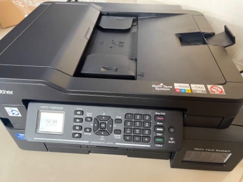 Máy in tốt, phun mực đều, sắc nét 
Trọng lượng khoảng 5kg, cũng tương đối gọn nhẹ 
Màn hinh Điều khiển tích hợp hướng dẫn nên thuận lợi cho thao tác đầu tiên 
Tiki giao hàng nhanh, đóng gói cẩn thận