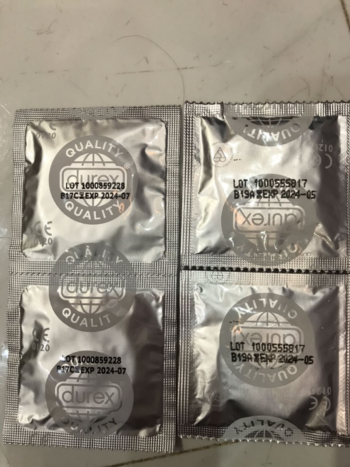 Sản phẩm tốt, sản phẩm chính hãng hộp 12 cái giá tầm 110k đến 120k là Ok.
Các bạn nên phân biệt đâu là hàng giả, đâu là hàng chính hãng như hình nha. Hàng giả chữ mời bên phải, màu nhoè, hàng giả chữ mờ, hướng dẫn sử dụng chữ mờ, giay gấp 3 hình vuông bên dưới ( giá 110k, mua tiki ) Sản phẩm tốt, sản phẩm chính hãng hộp 12 cái giá tầm 110k đến 120k là Ok.
Các bạn nên phân biệt đâu là hàng giả, đâu là hàng chính hãng như hình nha. Hàng giả chữ mời bên phải, màu nhoè, hàng giả chữ mờ, hướng dẫn sử dụng chữ mờ, giay gấp 3 hình vuông bên dưới ( giá 110k, mua tiki )