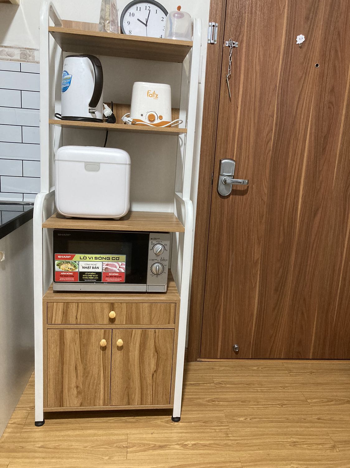 Giao hàng nhanh hơn lịch trình chuẩn. Kệ đẹp, chắc chắn, anh nhân viên giao hàng giao đến và còn lắp ráp luôn cho mình nên rất thuận tiện, đỡ phải hì hục ráp, bắt ốc các thứ. Ráp kệ hết 15 phút. Mọi người nên mua nhé.