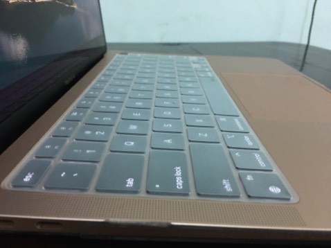 ok xài ổn. Khớp khít với bàn phím của máy. xài ban ngày thì nhìn không đẹp lắm do tấm phủ hình trắng mờ. không biết xài lâu có bị hằn vết lên màn hình không nhưng hiện tại thì không bị . và cảm giác gõ phím vẫn rất ok ( có lẽ vì an tâm không sợ bụi nữa nên mình thích cảm giác gõ phím khi có miếng phủ này) ai sợ hằn màn hình quá thì lúc bỏ ba lô túi xách di chuyển nhiều thì nên lấy miếng phủ ra.