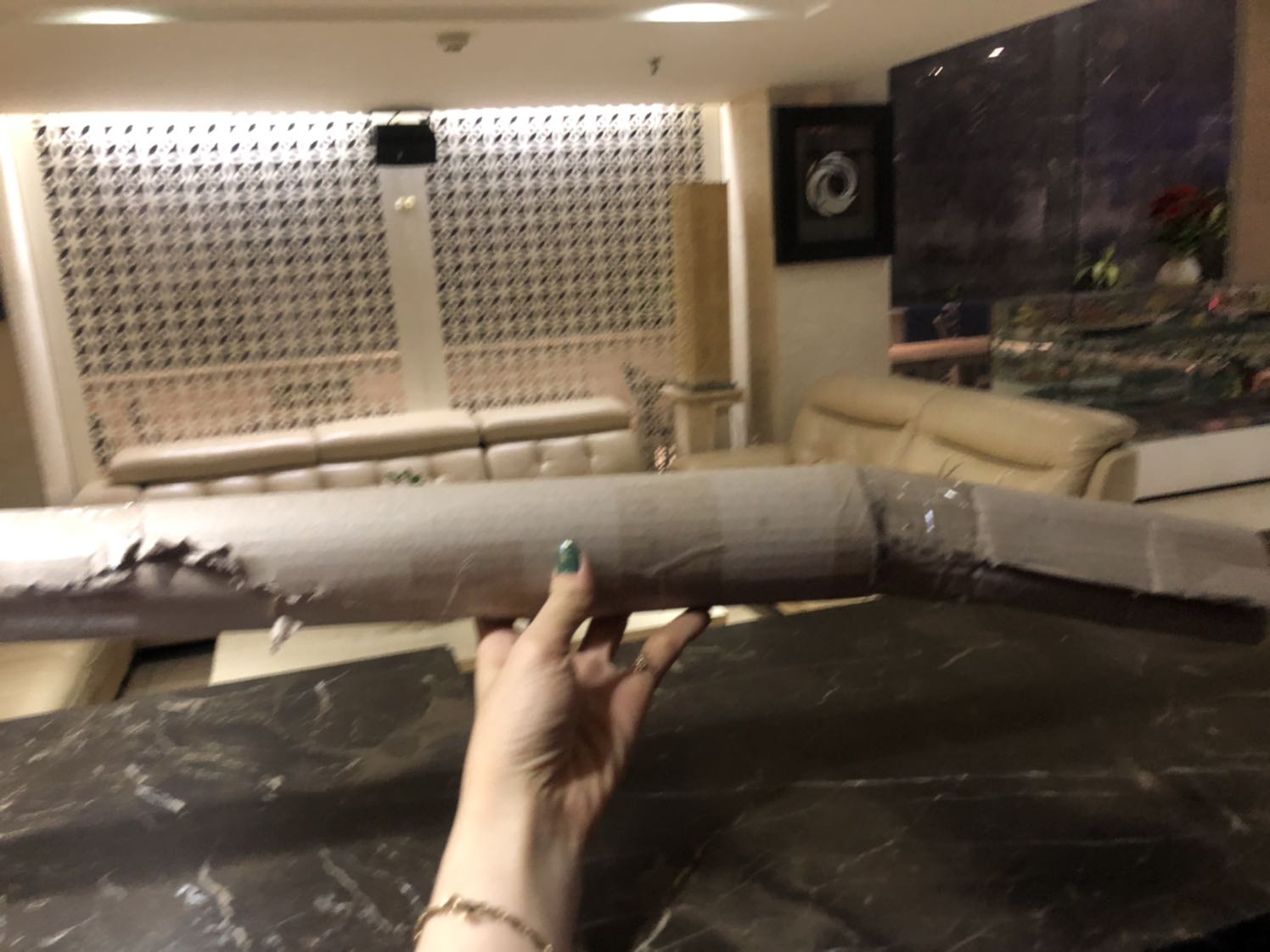 Giao hàng có cái vỏ ko vậy shop.. làm ăn vậy ảnh hưởng uy tín của Tiki hết.. Do tính chất công việc ko có nhiều thời gian mình toàn mua hàng Tiki lần đầu gặp sự cố vậy