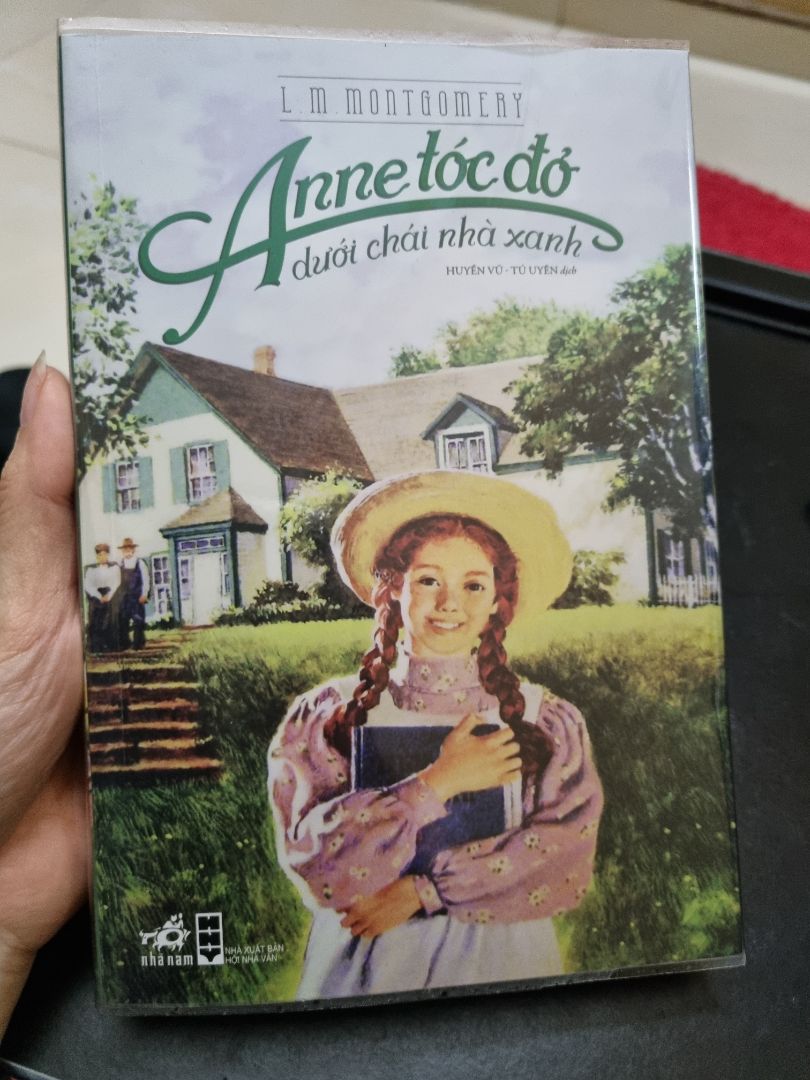 Mình đã mua cuốn Anne tóc đỏ và ngôi nhà ước mơ trước khi tìm hiểu đây là 1 seri truyện. Văn phong nhẹ nhàng, cổ điển không có tình tiết drama nhưng vẫn cuốn người đọc với những câu truyện đời thường của Anne và nhận thấy có bản thân mình trong đó. Một cuốn sách nhẹ nhàng nuôi dưỡng tâm hông