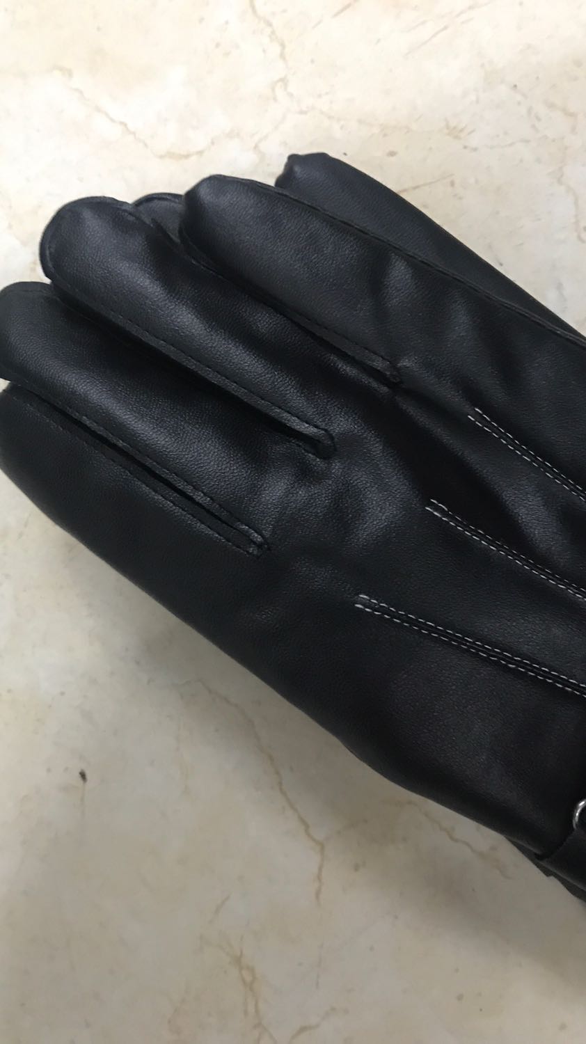 Găng tay da này xịn xò lắm. Vuốt điện thoại cảm ứng rần rần như để tay trền luôn. Da mềm dùng một thời gian rồi thấy rất bền bỉ không cước rachs. Mình mấy lần đi mưa phùn rồi ko thấy thấm ướt. Quá chất cho một đôi găng tay. Ủng hộ shop 5 sao.