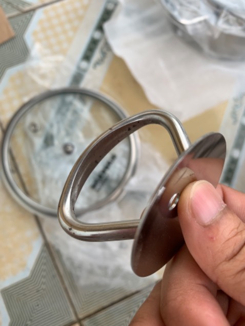 Lúc đóng hàng shop ko kiểm tra hàng trước khi giao à ?
Nắm nồi nhỏ bị gỉ sắt giăm. 3 sao
Rửa rồi vẫn còn gỉ. Chán