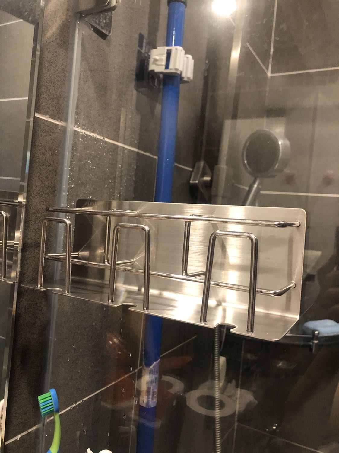 Kệ bằng inox cứng cáp chắc chắn nhưng hộp keo thì không còn miếng nào dù còn nguyên seal. Tuy nhiên sau lưng kệ có sẵn mấy miếng keo xốp, hy vọng sẽ dính chắc lâu. Chưa dùng thử nên không biết có thể để được nhiều đồ nặng không