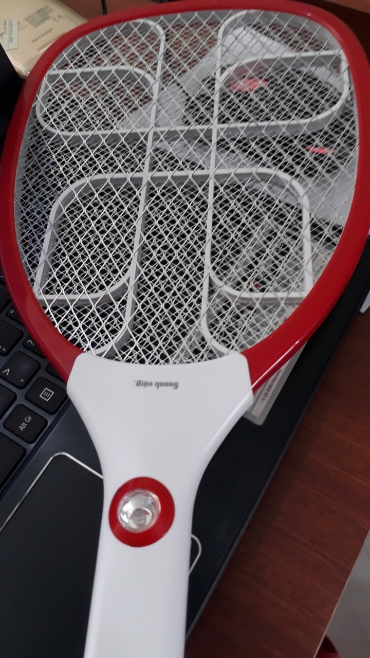 Công nhận là đã dùng qua vợt muỗi của nhiều hãng, nhưng đây là lần đầu sở hữu 1 em vợt muỗi cực kỳ chắc chắn, phần cán và phần vợt lắc không nhúc nhíc, dễ vợt, như đang cầm trắng phối đỏ khá hài hòa và đẹp, sản phẩm chính hãng của hãng Điện Quang, xứng đáng đồng tiền bát gạo các bạn ạ, mong hãng Điện Quang tiếp tục đi đầu về chất lượng tiếp nhé!