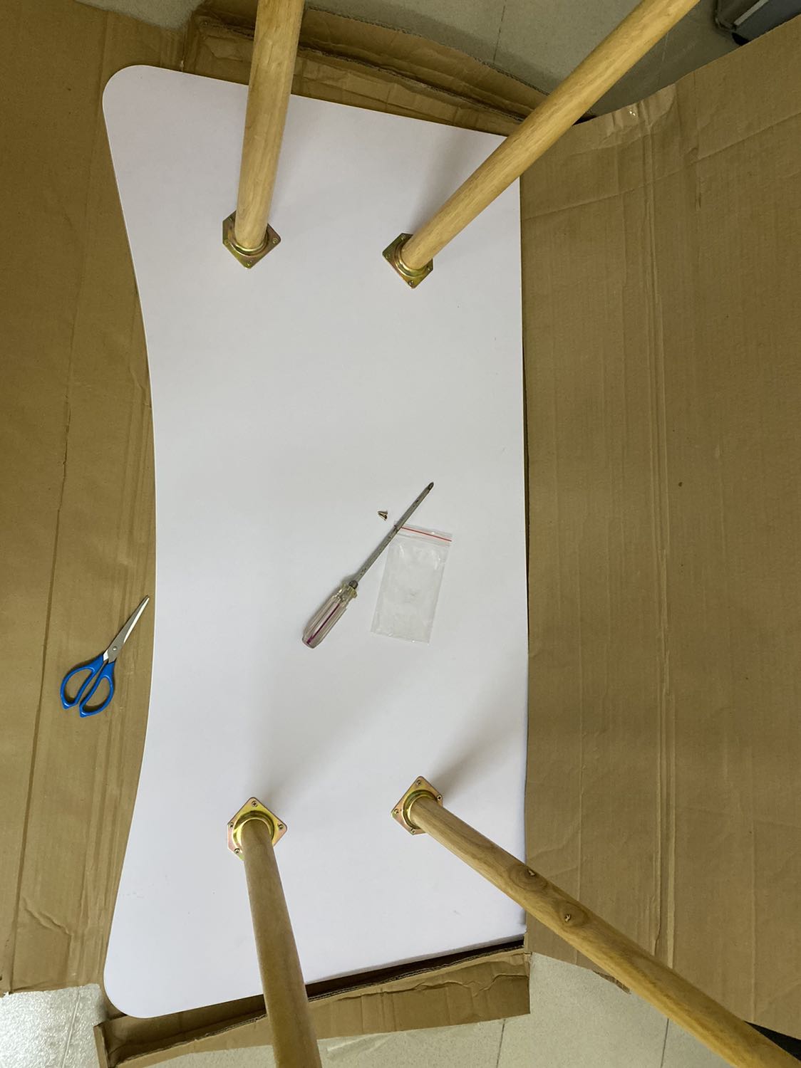 Thấy review có bàn trầy, móp góc cũng hoang mang. Nhận hàng bê lên cũng nghe tiếng chân bàn lọc cọc va vào nhau. Tuy nhiên mở ra thì thở phào vì mặt bàn rất đẹp ko bị gì, chân bàn cũng khá dễ lắp (cần có sẵn tua vít). Bàn giá hạt dẻ và chân lắp ráp nên ko thể mong đợi cứng cáp như bàn gỗ xịn được. Mình rất hài lòng với mặt hàng này cũng như nhân viên giao hàng của Tiki.