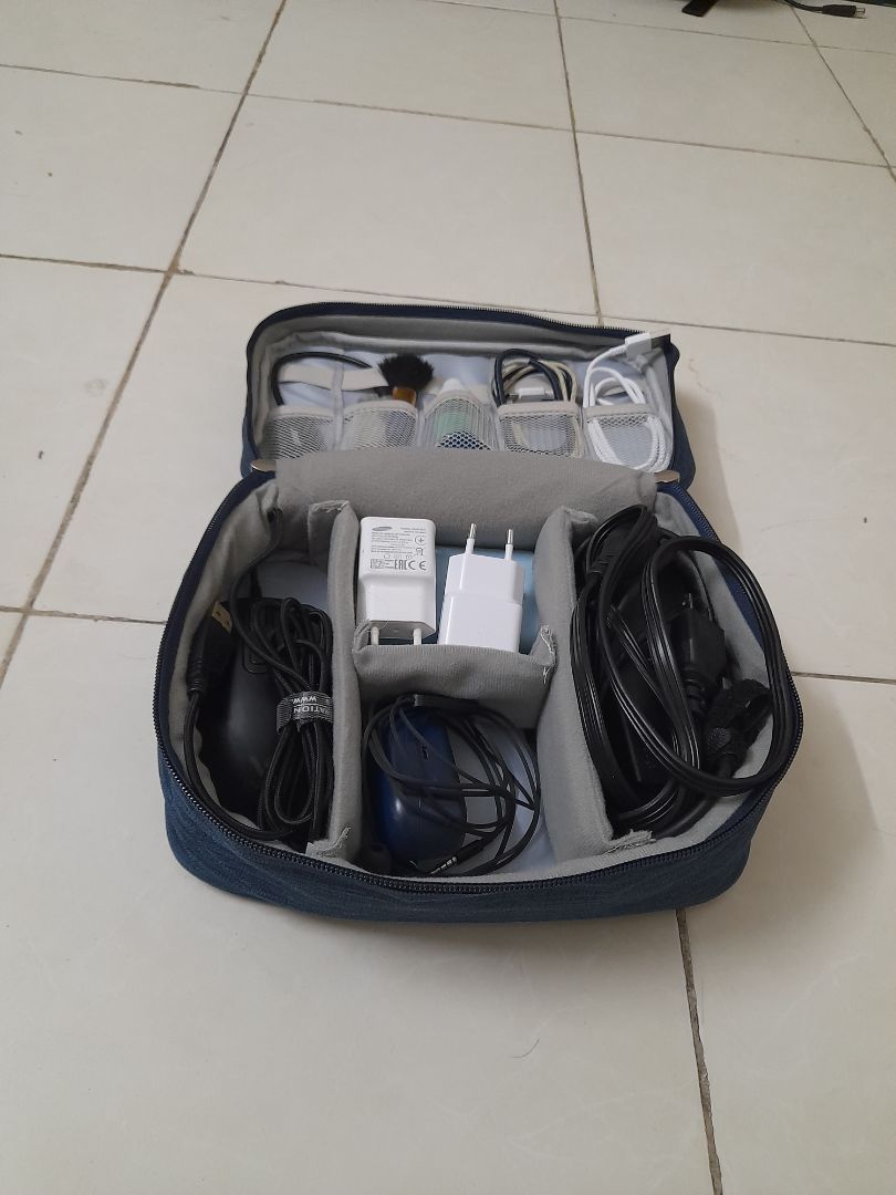 Lúc mới nhận hàng thì túi đựng nhìn xẹp lép, nhưng bên trong có 3 miếng vách ngăn, khi dựng lên và bỏ đồ phụ kiện vào thì túi nhìn khác chắn chắn Màu sắc giao đúng với yêu cầu. Vẻ ngoài nhìn khá đẹp mắt. Túi cũng có dây xách tay, cầm lên rất tiện lợi. Hơi thất vọng ở chỗ là túi hơi khó sắp xếp cục sạc laptop, muốn đựng ngay ngắn thì phải tháo rời dây cắm khỏi cục adaptor ra. Nói chung mình đánh giá khá hài lòng.