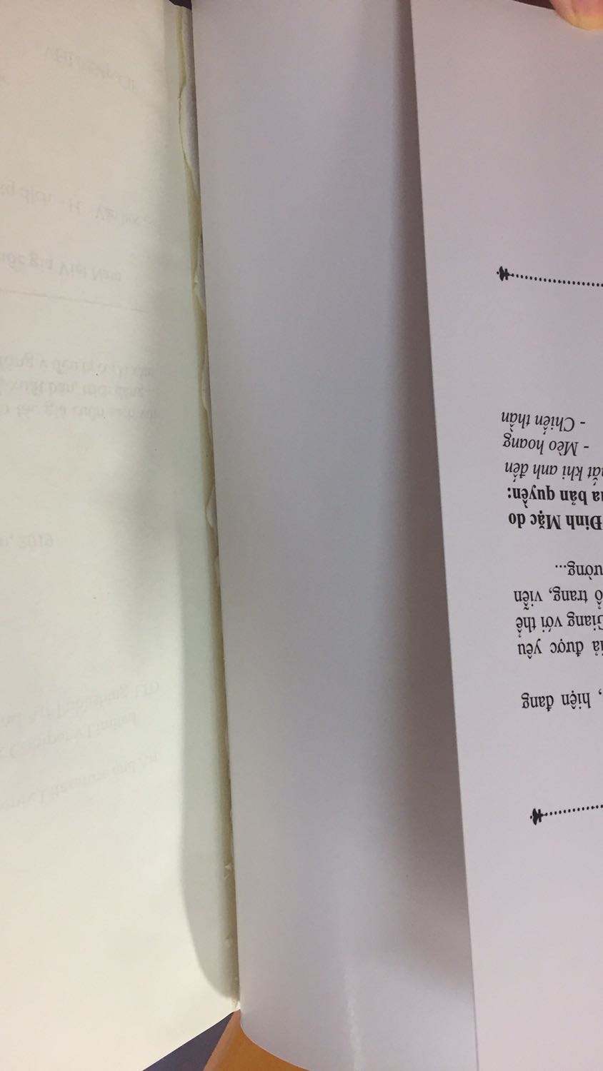 Tình hình là e mua 2 cuốn Hãy nhắm mắt khi anh đến, ship rất nhanh luôn ạ, e đặt tầm 9h tối đêm qua mà sáng nay đã nhận đc rồi. Cuốn 2 không có gì chê cả nhưng mà vấn đề nằm ở cuốn 1. Em nhận sách thì thấy bìa sách bong keo sắp tách ra khỏi sách luôn ạ, mấy chục trang đầu còn bị lỗi như hình e đã chụp khá khó chịu, bìa sách thì khá dơ, có thể do mực bị lem nên em không lau được. Ngoài 1 chút vđ như vậy thì tất cả mọi thứ còn lại đều ok hết.